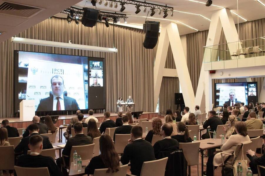 Сотрудничество в сфере развития профессиональных квалификаций начинают Росстандарт и «Агентство развития профессионального мастерства»